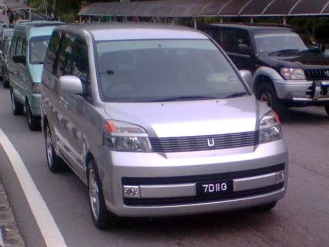 7D11Q-ToyotaVoxy.jpg